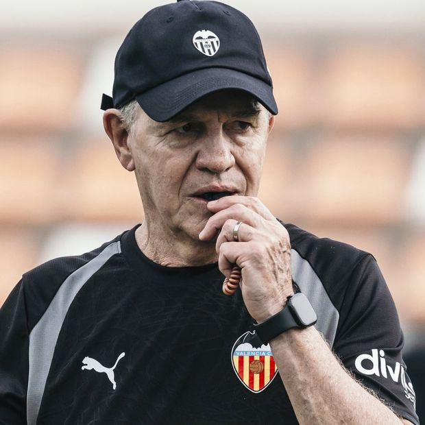 Javier Aguirre dirigiendo un entrenamiento con el Valencia CF